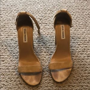 Nice, classic Steve Madden suede heels size 9